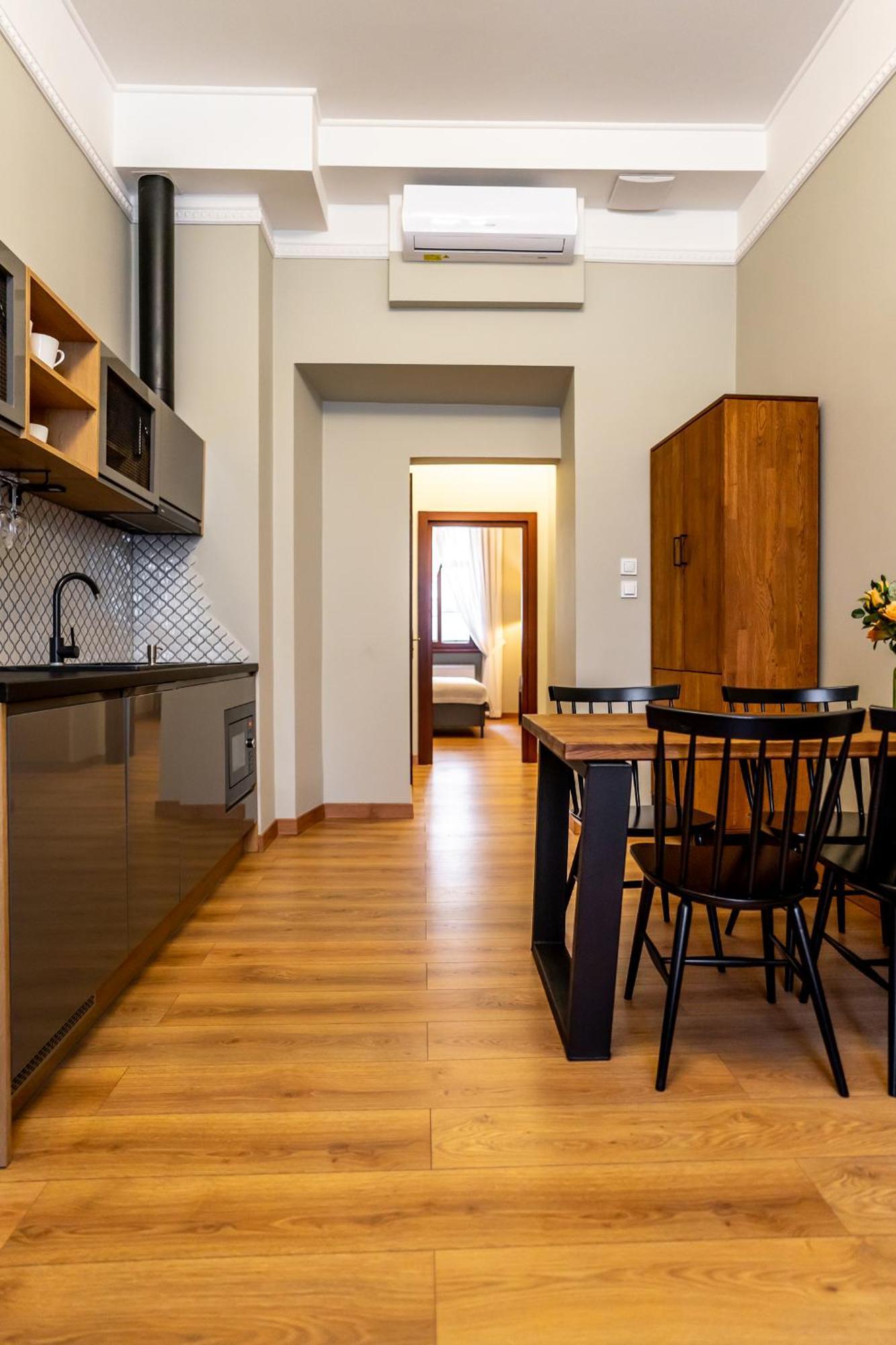 Old Town Ac Apartments Main Raiway Station كراكوفيا المظهر الخارجي الصورة