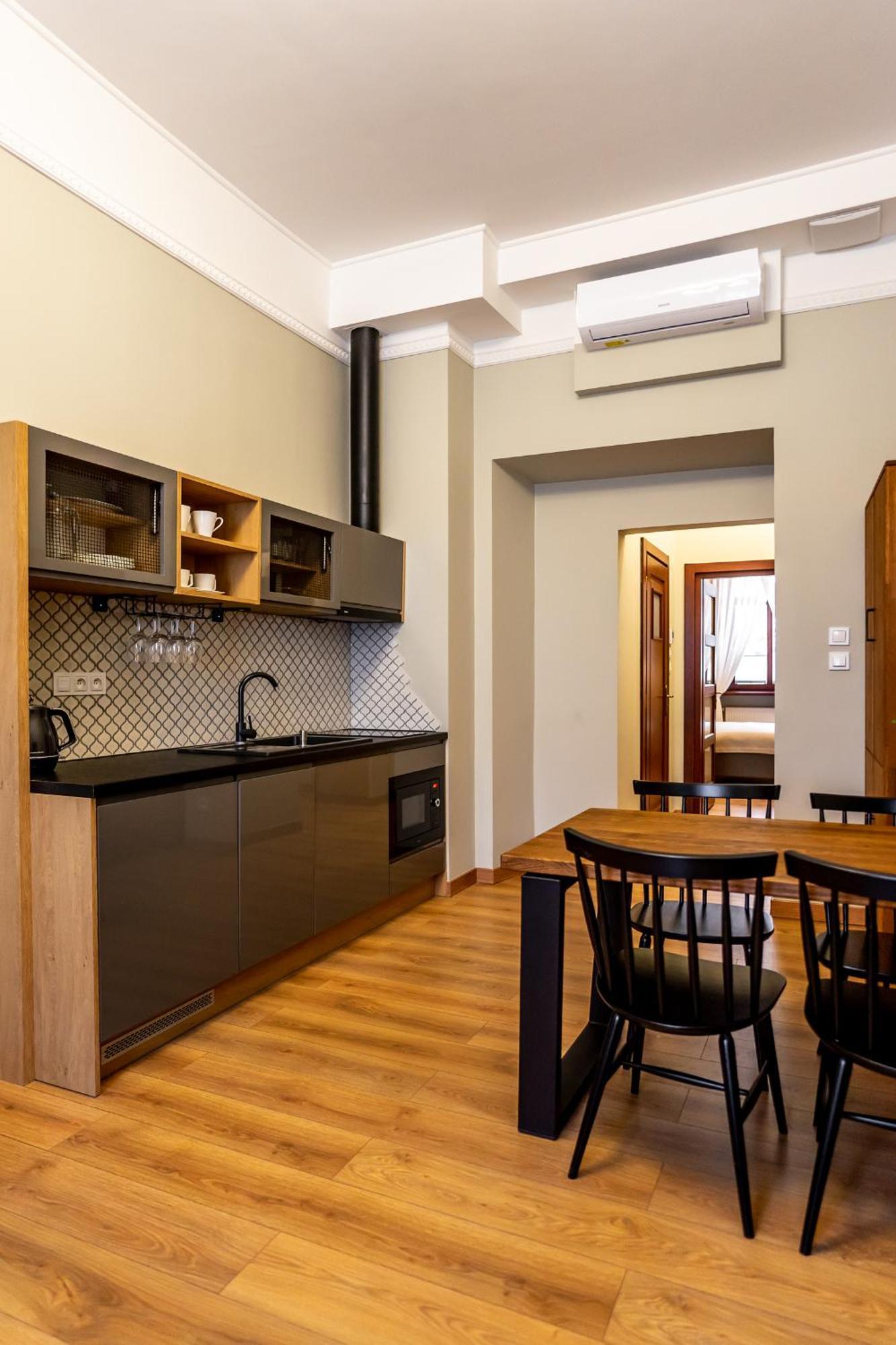 Old Town Ac Apartments Main Raiway Station كراكوفيا المظهر الخارجي الصورة